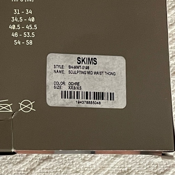 SKIMS Seamless Sculpt Mid Waist Thong - Picture 7 of 7